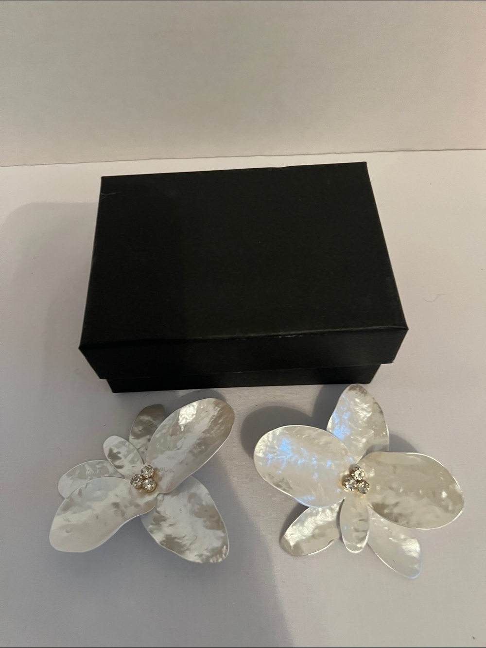 Lilly Pulitzer Pearlescent Flower Statement earrings Iridescent White